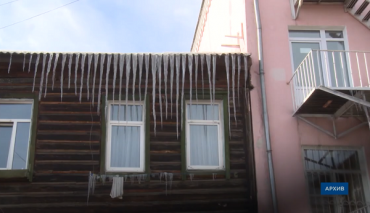 В Улан-Удэ на малыша упал снег с крыши